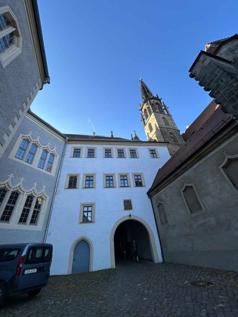 Domplatz Meißen mit Turm im Hintergrund