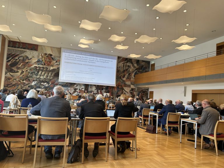Sachsens Landessynode behandelt am 7. März 2026 die Übernahme der EKD-Anerkennungsrichtlinie in Sachsen.