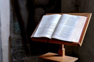 Themenbild (aufgeschlagene Bibel) (c) Luca Peter/fundus-medien.de