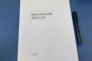 Das Bild zeigt den ausgedruckten Jahresbericht (Titelseite) der URAK Sachsen 2025-2026 (c) URAK/ M. Weigel