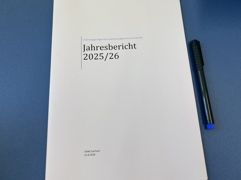Das Bild zeigt den ausgedruckten Jahresbericht (Titelseite) der URAK Sachsen 2025-2026 (c) URAK/ M. Weigel